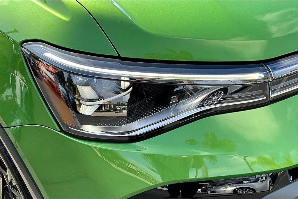 Used 2025 Volkswagen Taos SE image 28