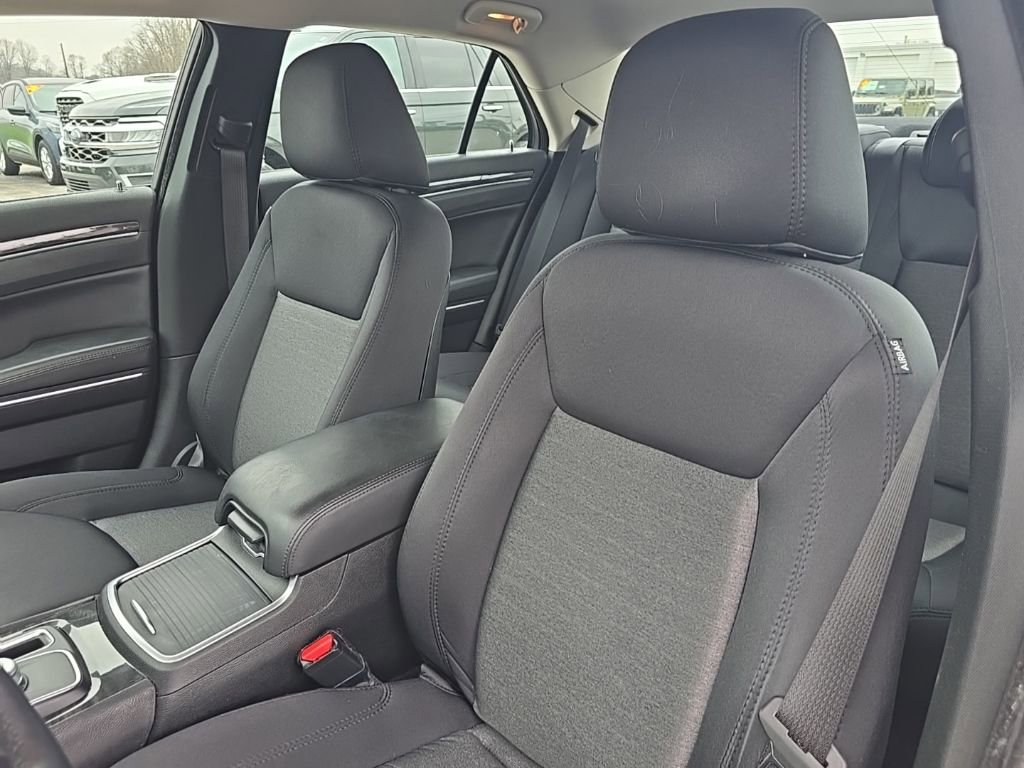 Certified 2018 Chrysler 300 Touring w/ Driver Convenience Group image 17