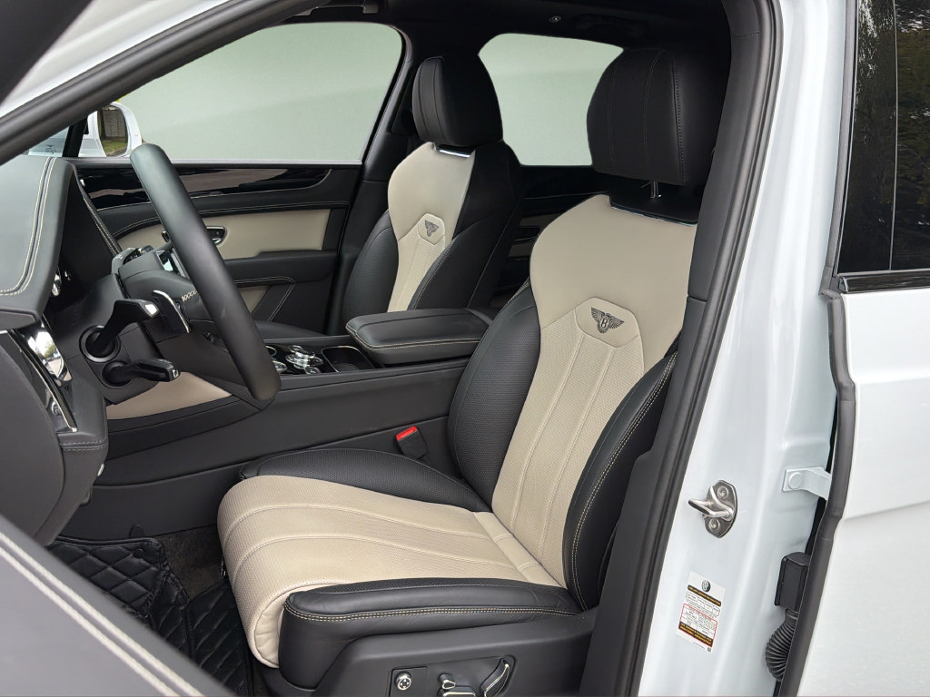 Used 2022 Bentley Bentayga AWD/4WD image 14