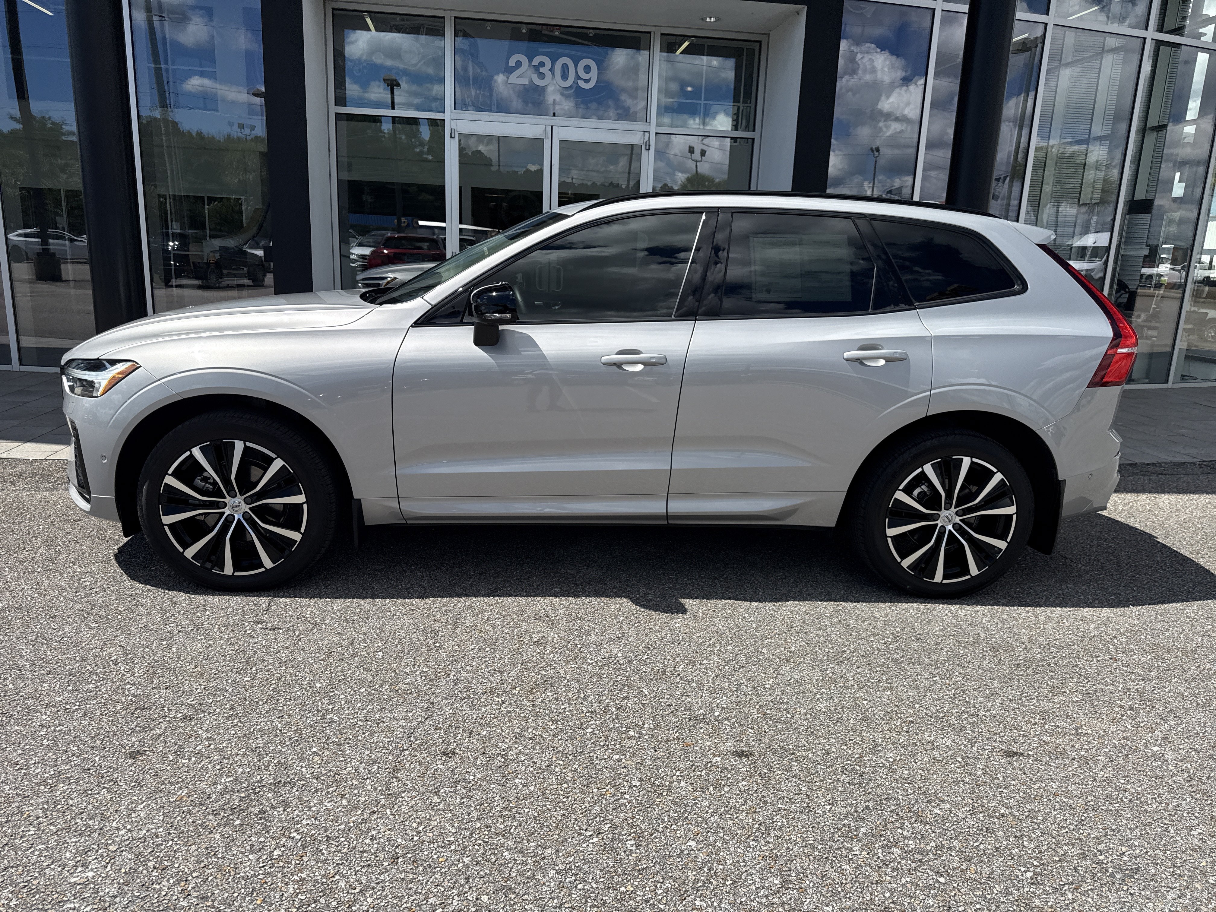 Used 2024 Volvo XC60 B5 Plus w/ Climate Package AWD/4WD image 2