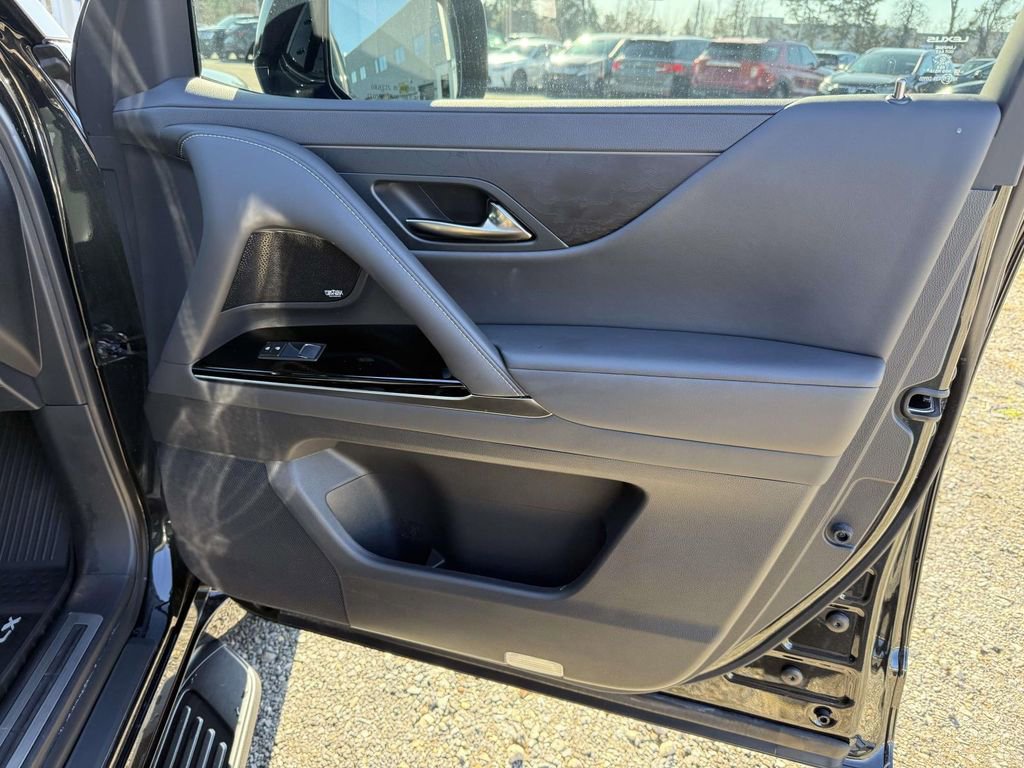 Used 2024 Lexus LX 600 4WD w/ Luxury Package image 15