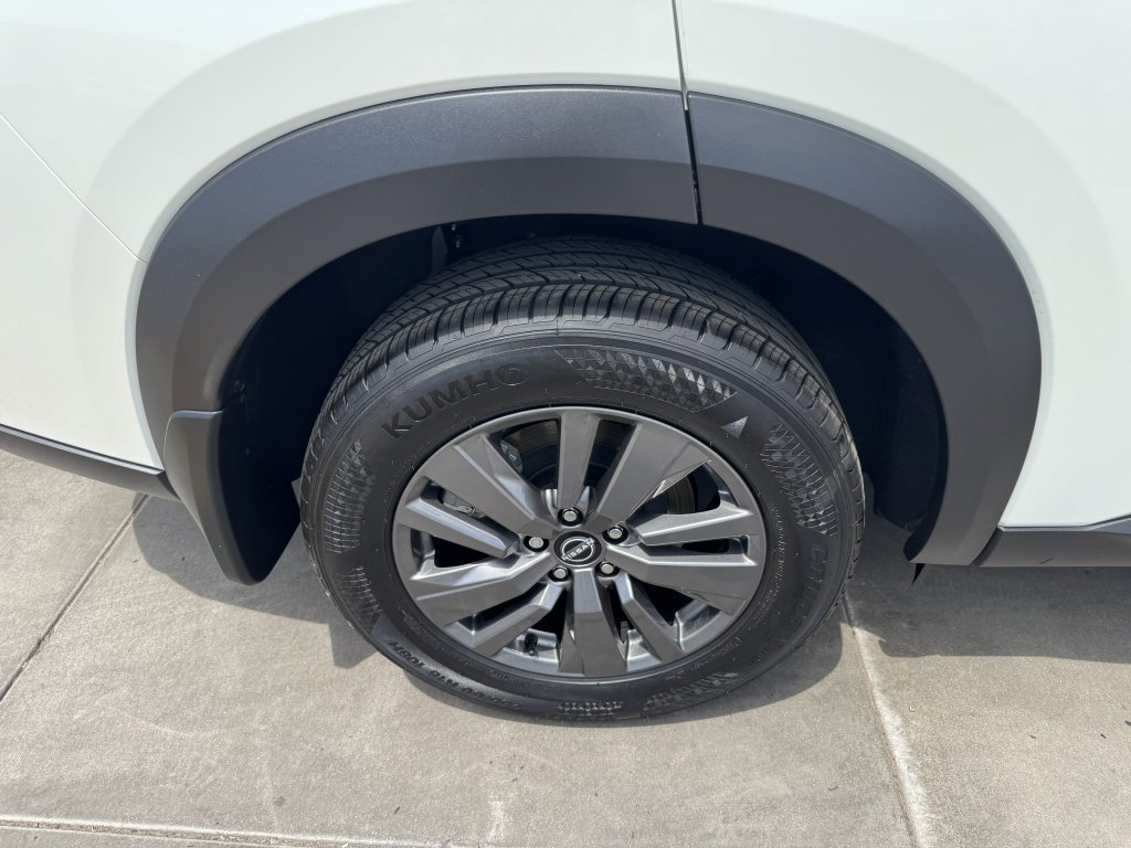 Used 2024 Nissan Pathfinder SV w/ Lighting Package (N92) FWD image 15