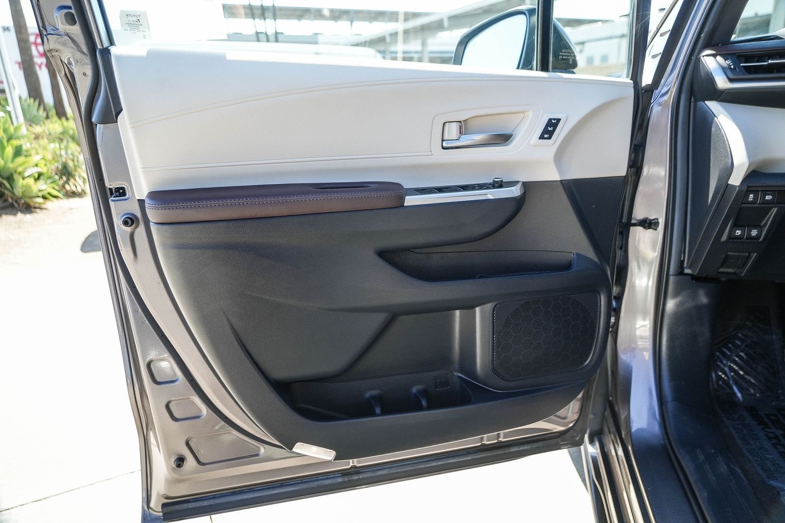 Certified 2024 Toyota Sienna Platinum FWD image 21