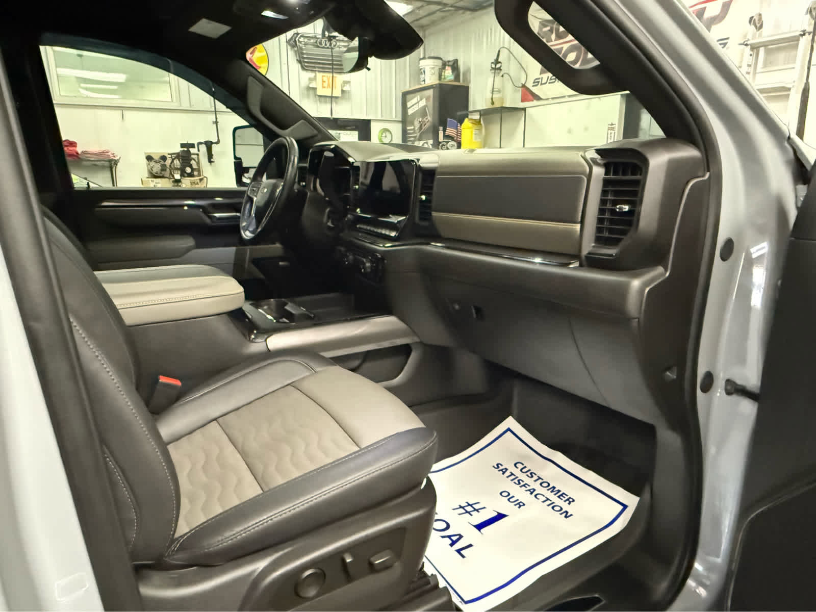 Used 2025 Chevrolet Silverado 2500 ZR2 w/ Technology Package image 28