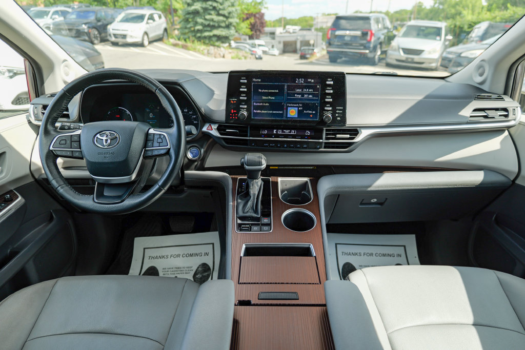 Used 2024 Toyota Sienna XLE w/ XLE Plus Package FWD image 39