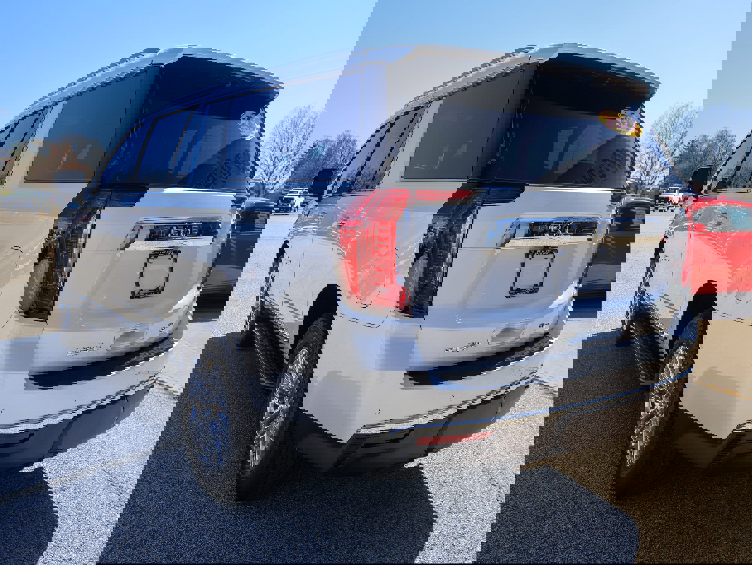 Used 2022 GMC Yukon XL SLT w/ SLT Premium Package image 3