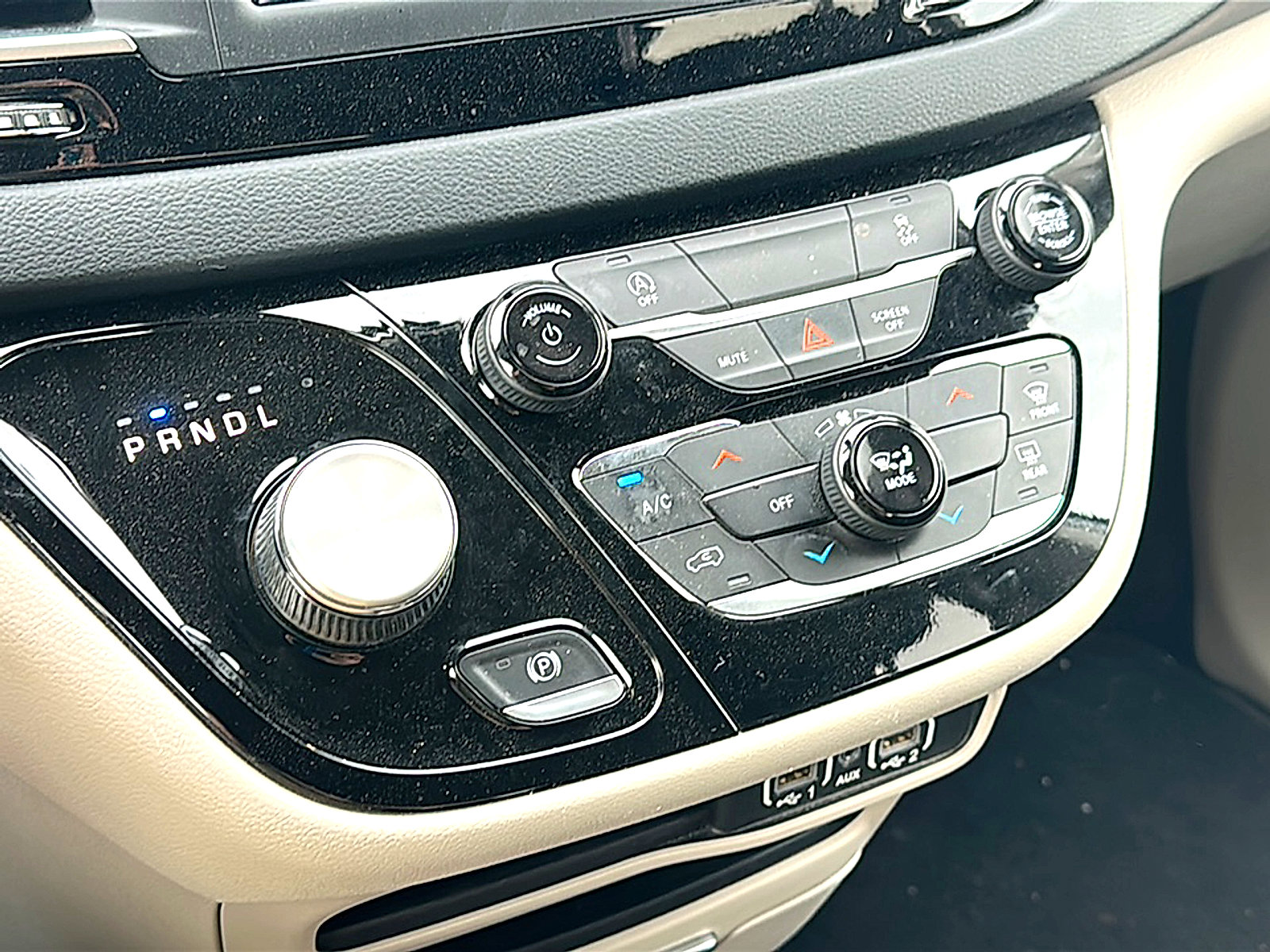 Used 2022 Chrysler Voyager LX FWD image 23