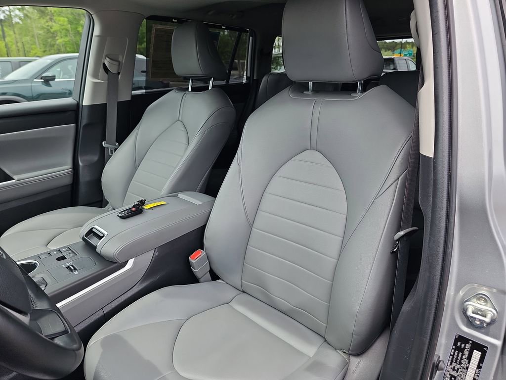 Used 2023 Toyota Highlander XLE FWD image 21