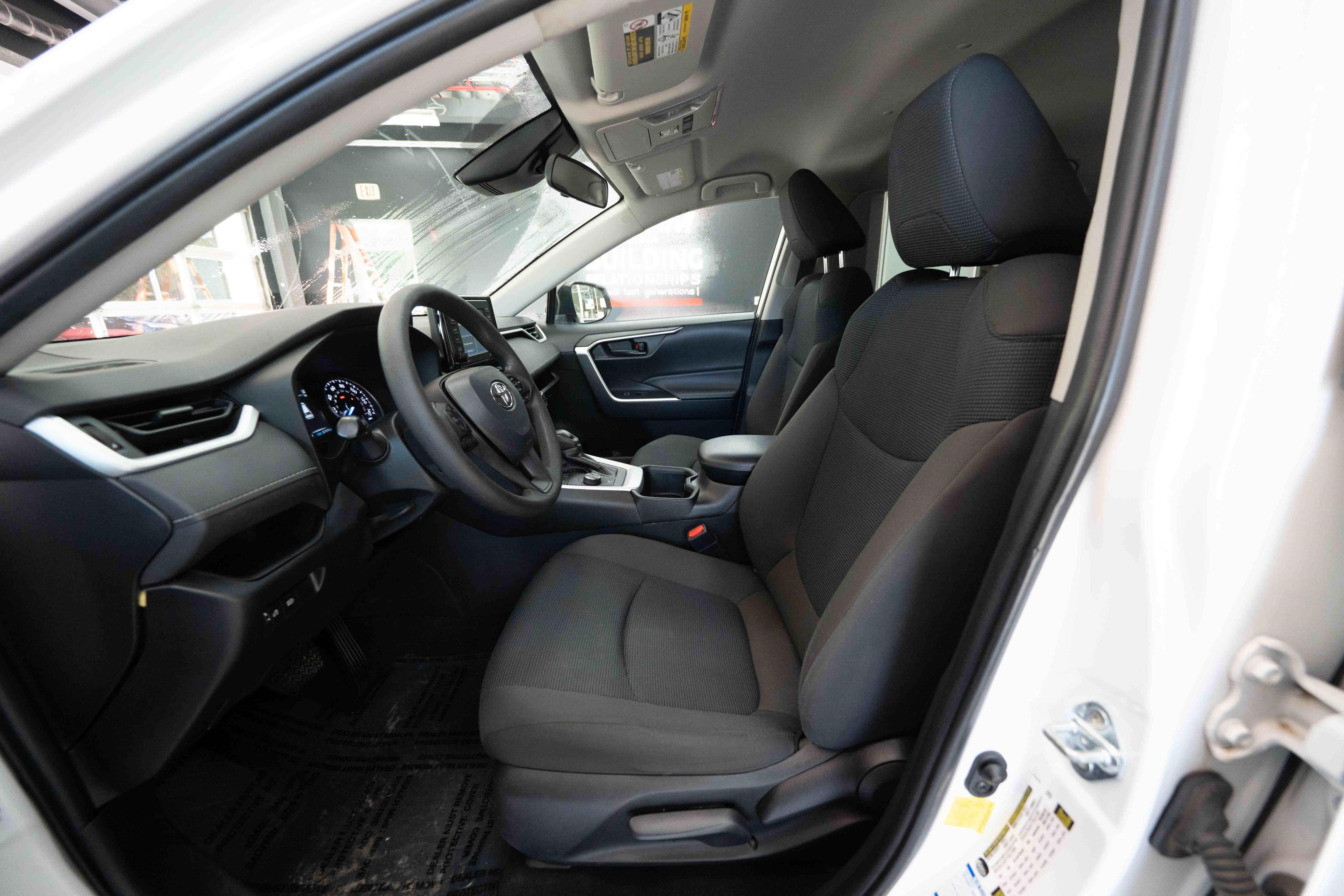 Used 2022 Toyota RAV4 LE AWD/4WD image 9
