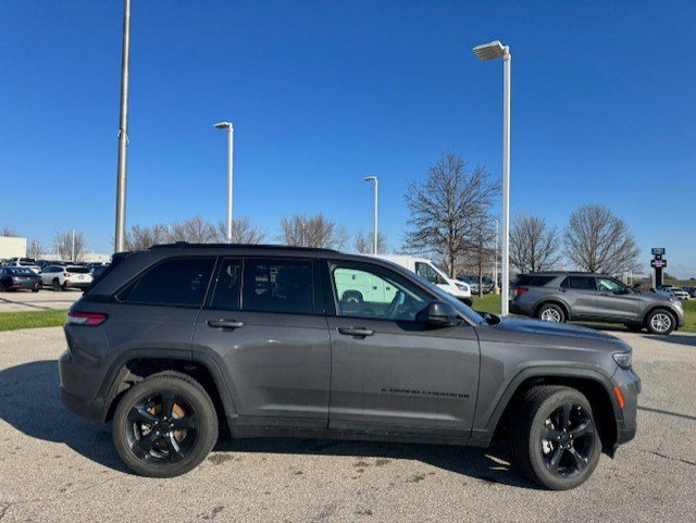 Used 2024 Jeep Grand Cherokee Limited w/ Black Appearance Package image 10