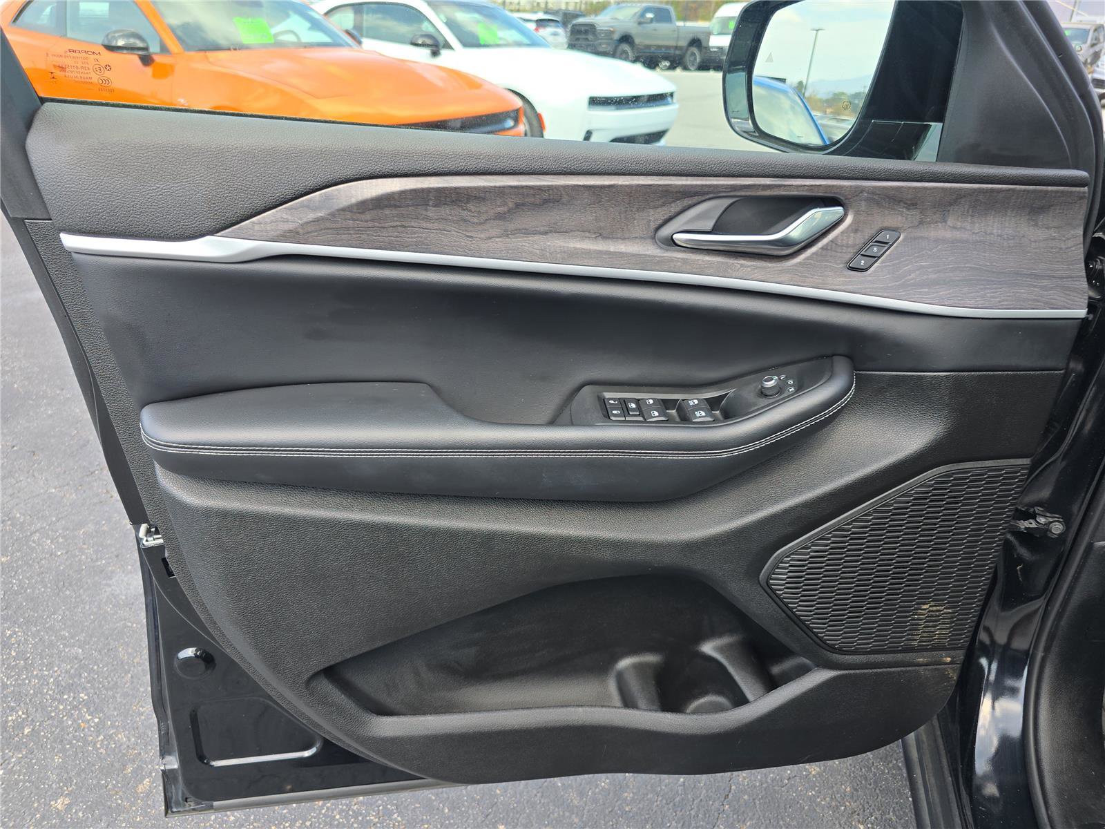 Used 2024 Jeep Grand Cherokee Limited w/ Black Appearance Package image 19