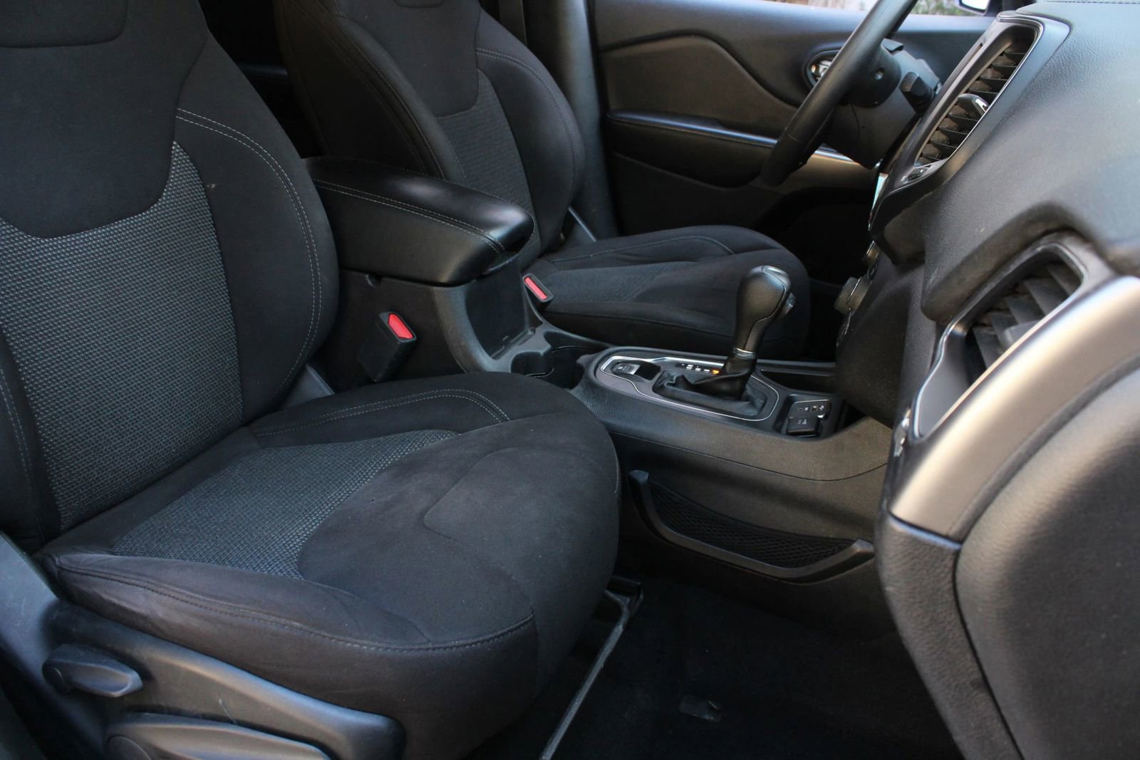 Used 2020 Jeep Cherokee Latitude FWD image 28