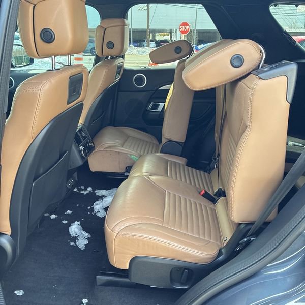 Used 2024 Land Rover Discovery Dynamic SE image 4