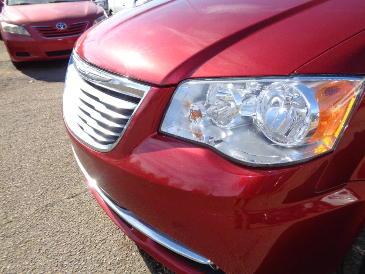 Used 2016 Chrysler Town & Country Touring-L image 36