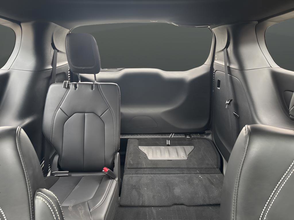 Used 2025 Chrysler Pacifica Select image 26