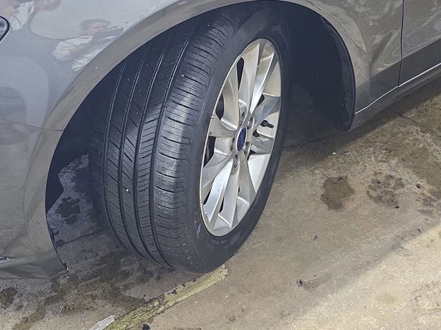 Used 2017 Ford Fusion SE image 32