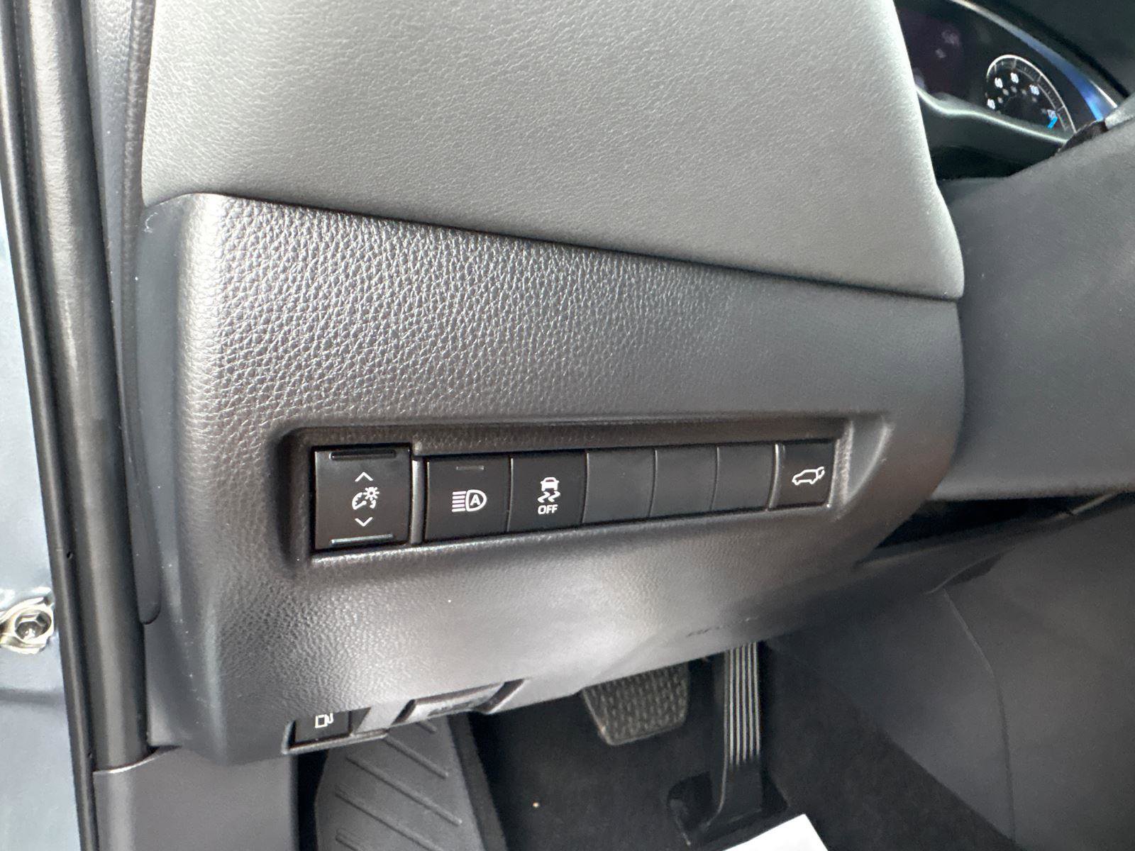 Used 2022 Toyota Venza XLE AWD/4WD image 19