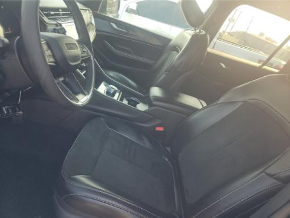 Used 2025 Jeep Grand Cherokee Altitude RWD image 4