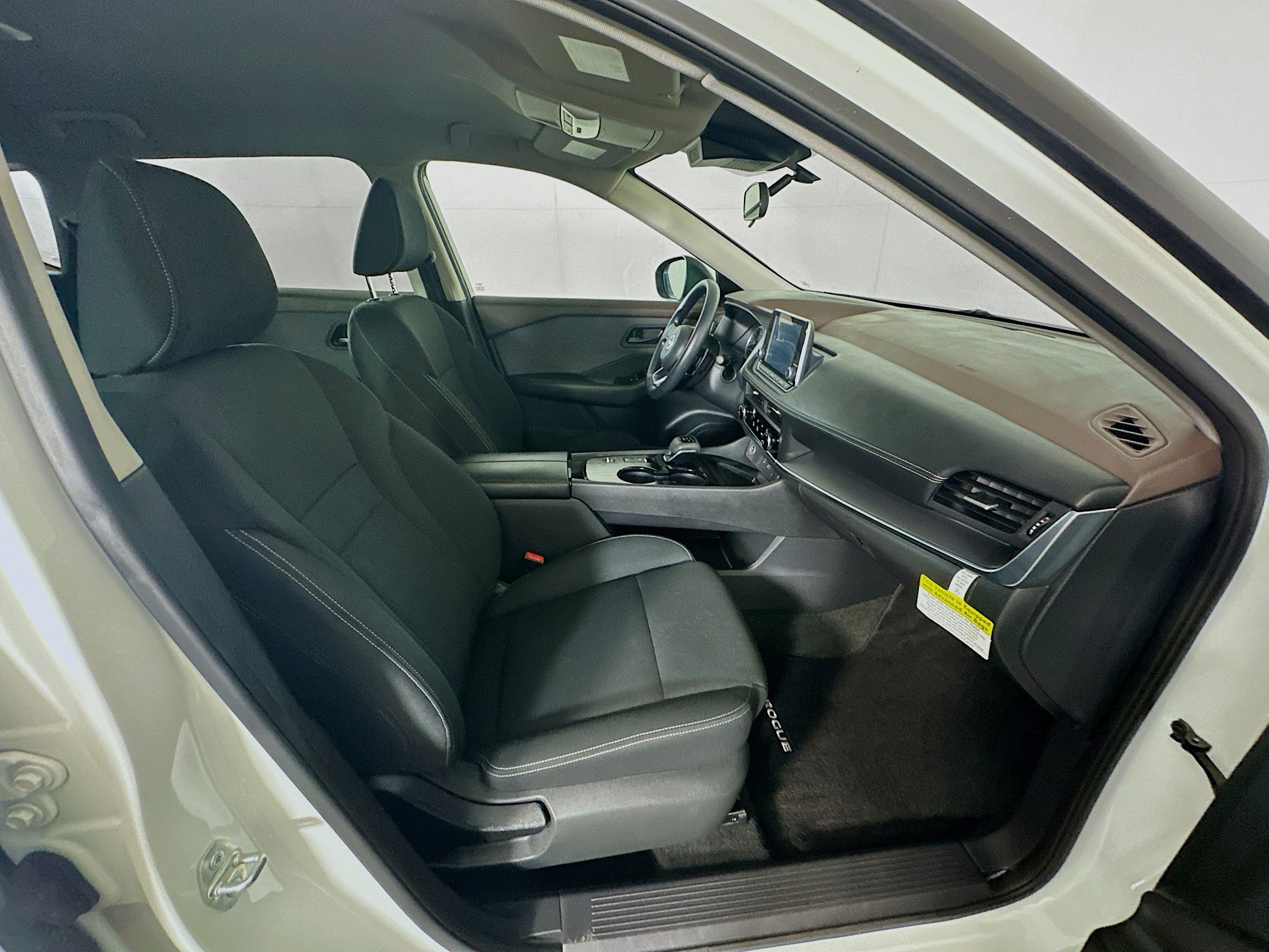 Used 2023 Nissan Rogue S image 32