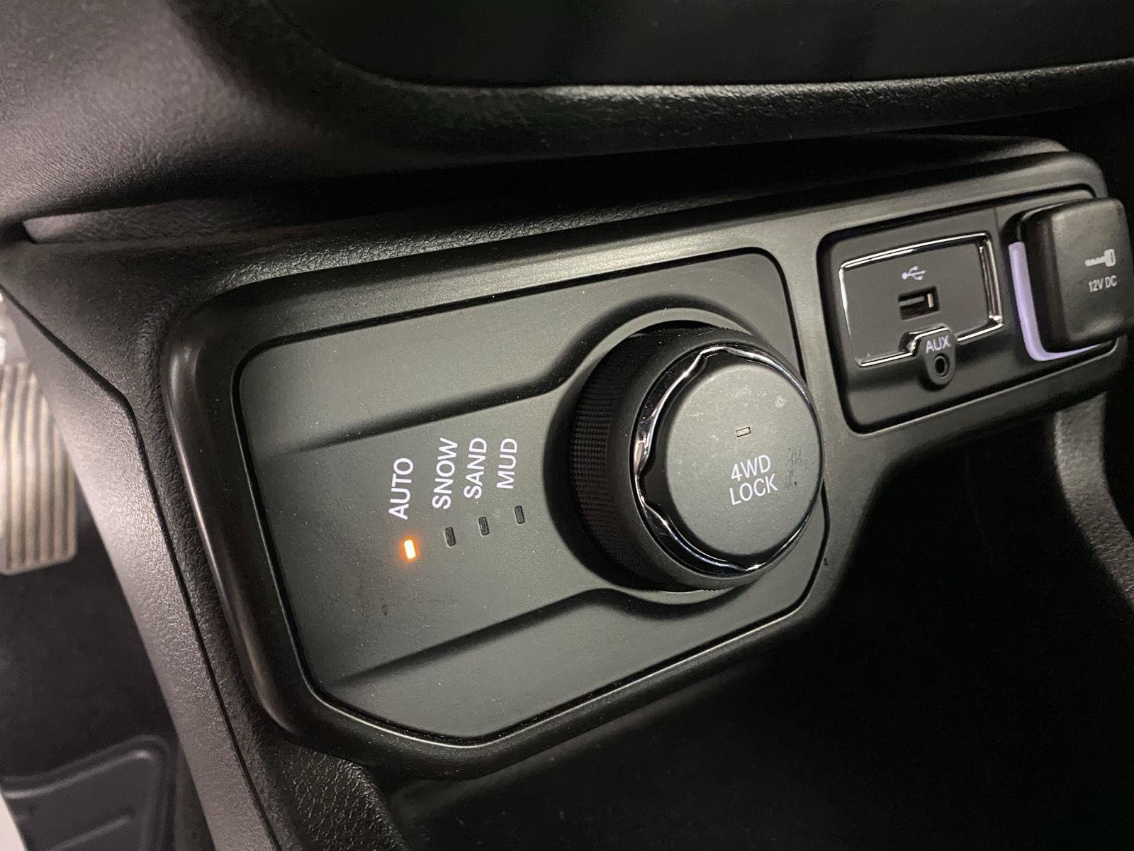 Used 2023 Jeep Renegade Latitude AWD/4WD image 12