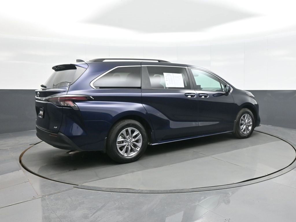 Used 2025 Toyota Sienna LE image 7