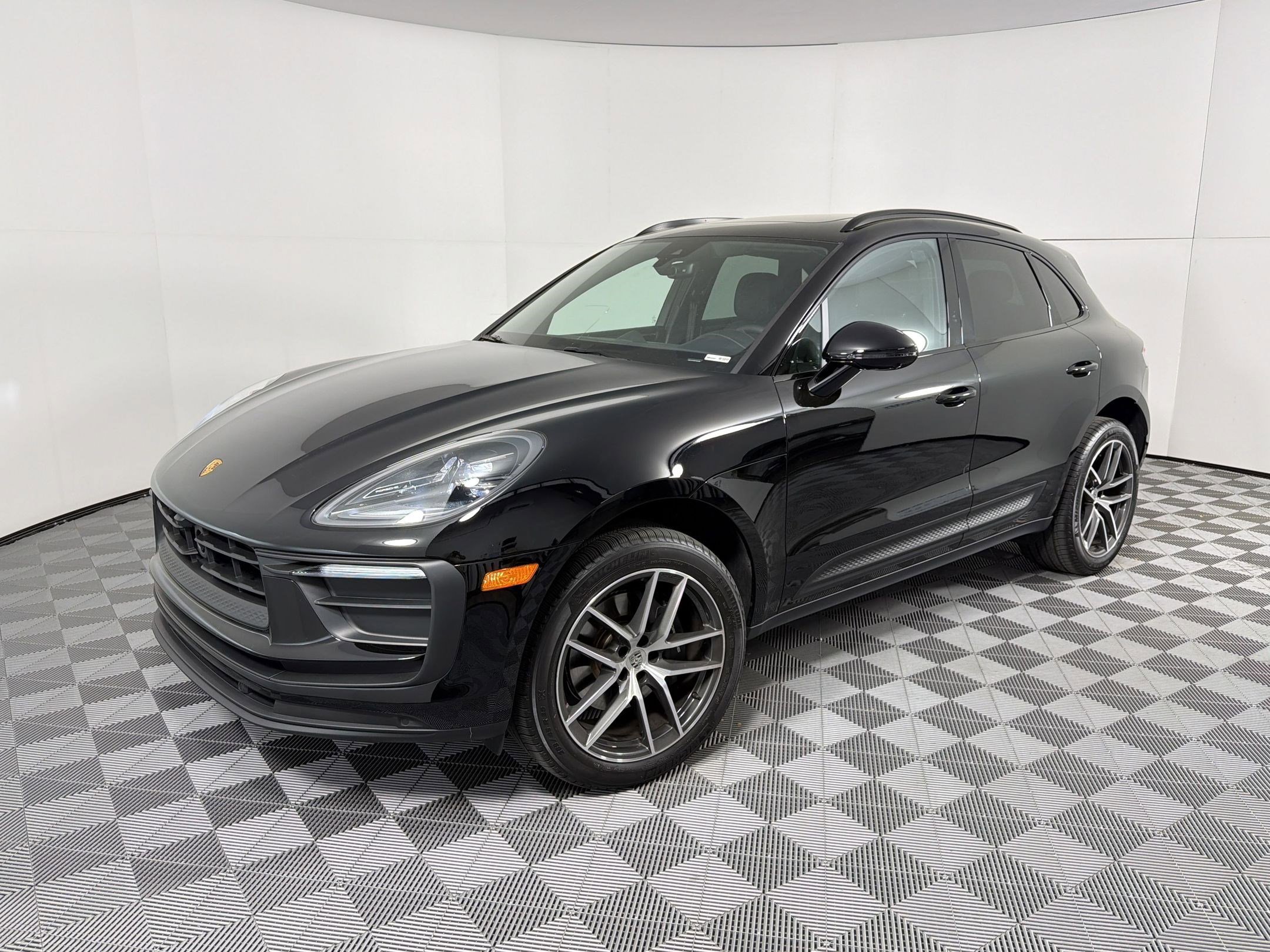 Certified 2026 Porsche Macan AWD/4WD image 1