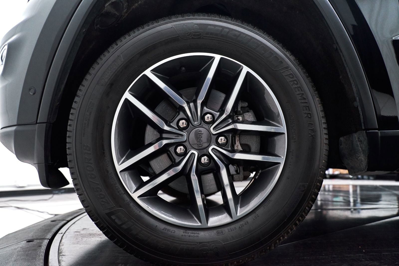 Used 2019 Jeep Grand Cherokee Limited AWD/4WD image 5