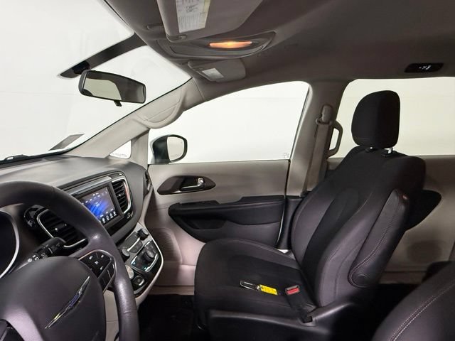 Used 2018 Chrysler Pacifica L FWD image 25
