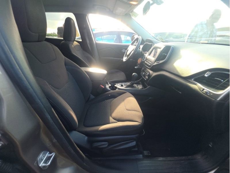 Used 2019 Jeep Cherokee Latitude w/ Popular Appearance Group image 16