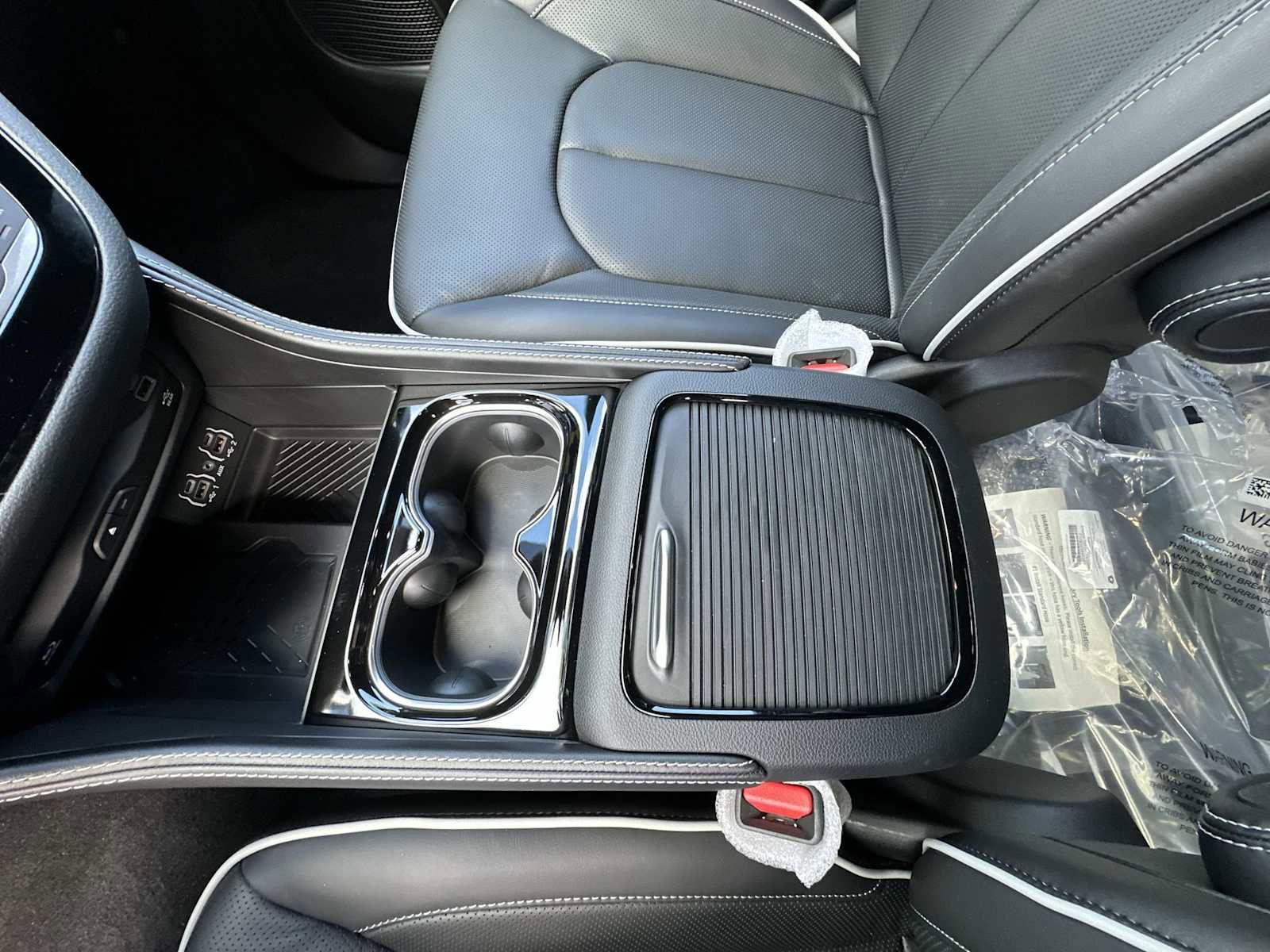 New 2025 Chrysler Pacifica Limited w/ Uconnect Theater Family Group image 21