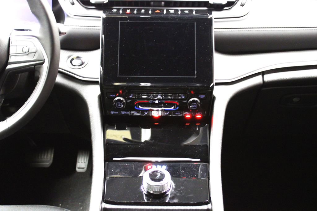 New 2025 Jeep Grand Cherokee Laredo w/ Luxury Tech Group I image 13