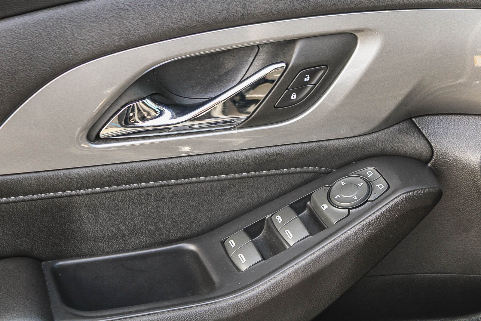 Used 2022 Chevrolet Traverse LT FWD image 22