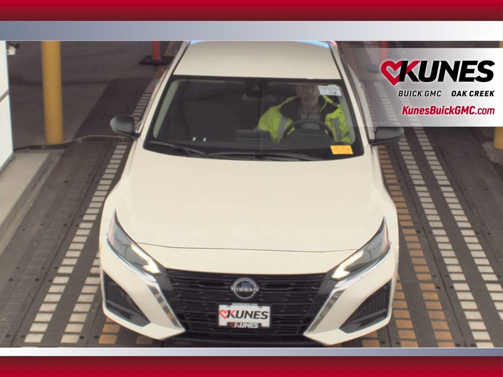 Used 2024 Nissan Altima 2.5 SV image 3