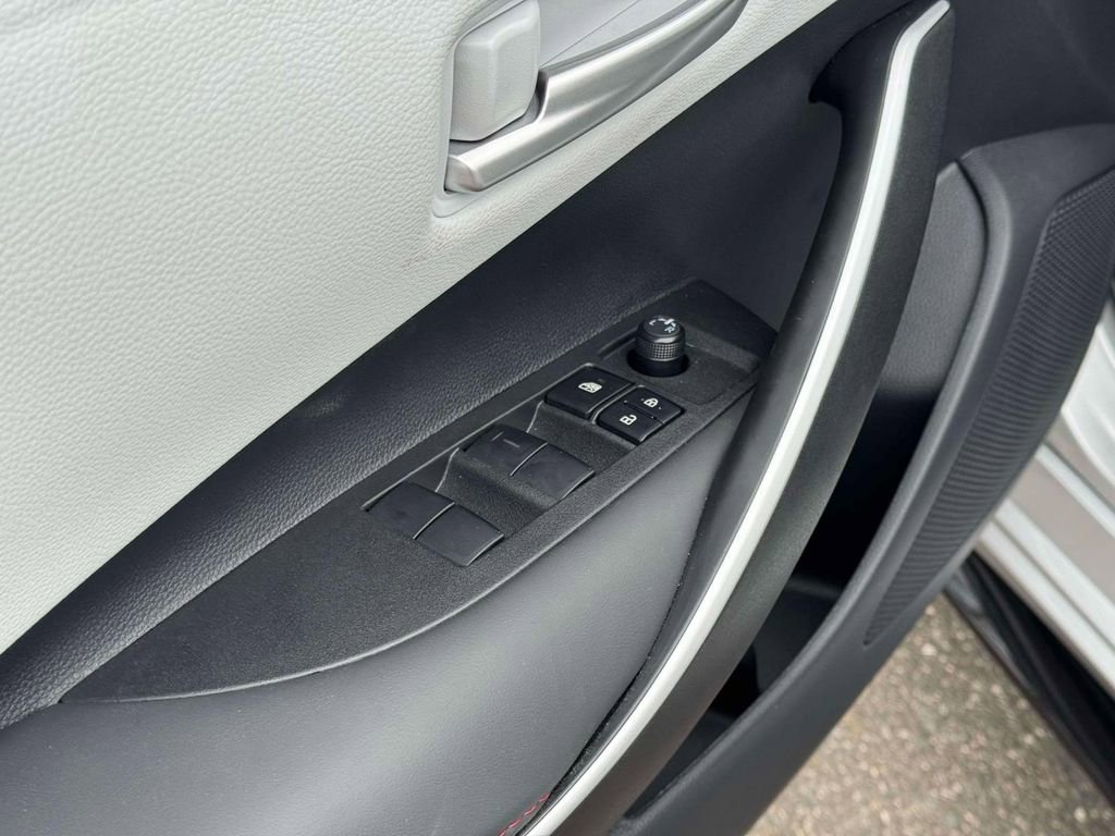 Used 2025 Toyota Corolla SE w/ SE Premium Package image 16