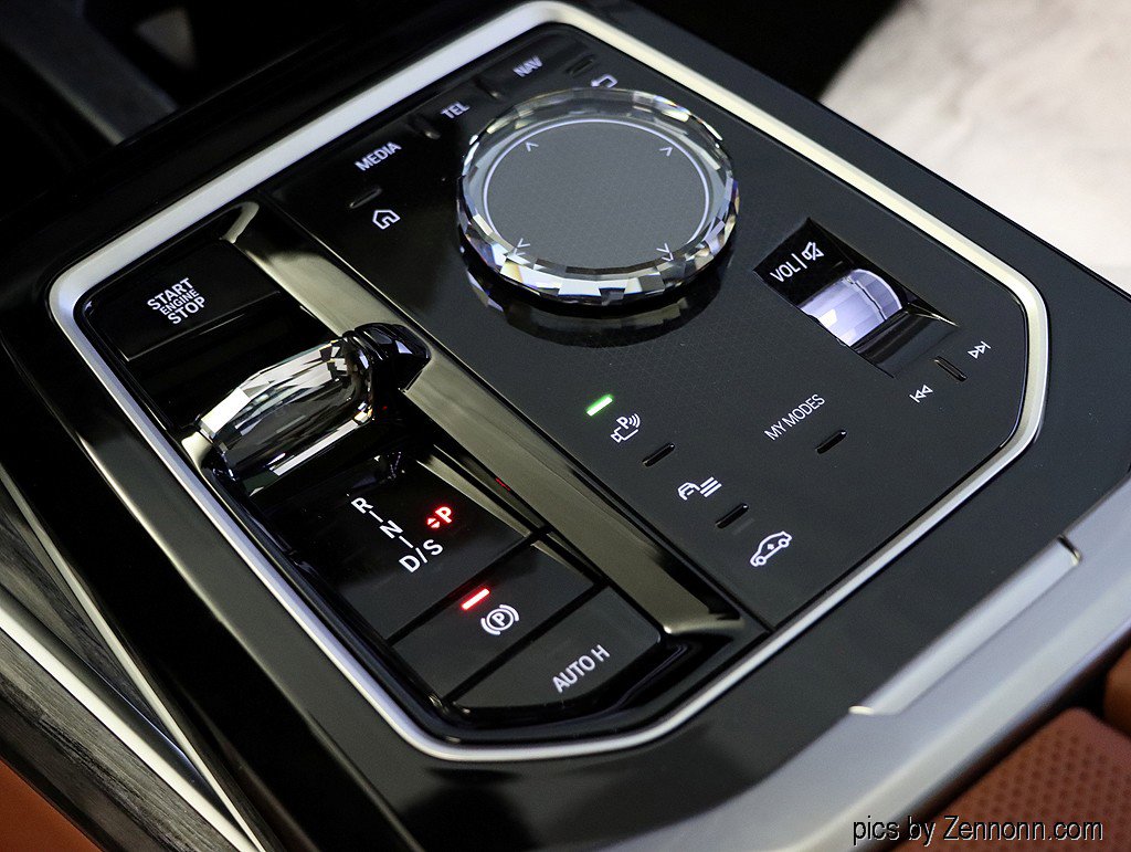 Used 2026 BMW 750e xDrive image 27