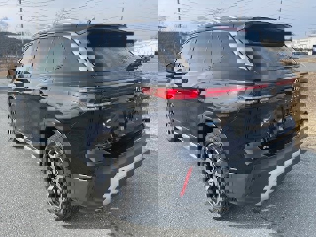 New 2025 Volkswagen Tiguan SE image 2