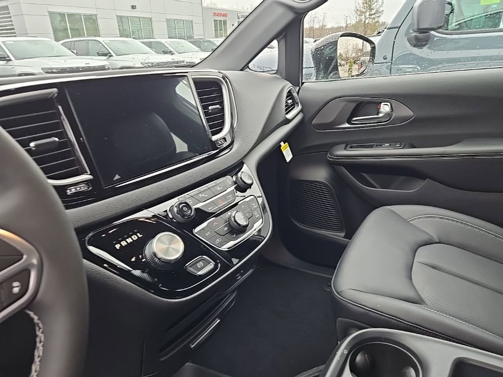 New 2026 Chrysler Voyager LX image 7