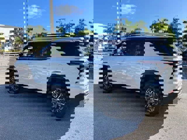 Used 2024 Chevrolet Traverse LT image 3