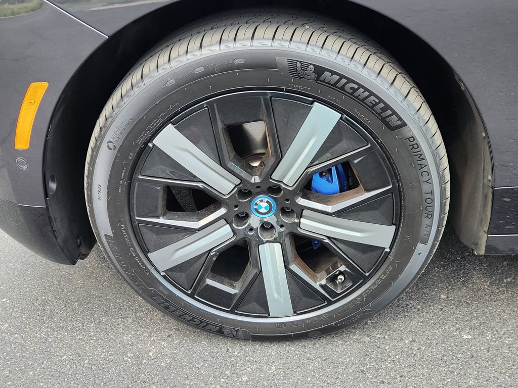 Used 2023 BMW iX xDrive50 w/ Sport Package AWD/4WD image 19