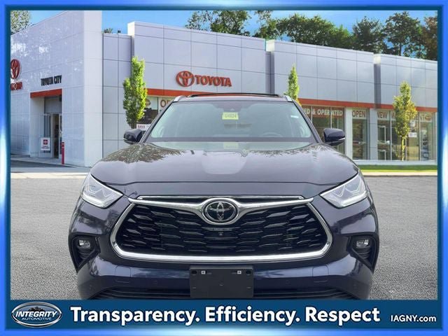 Used 2024 Toyota Highlander Platinum FWD image 2