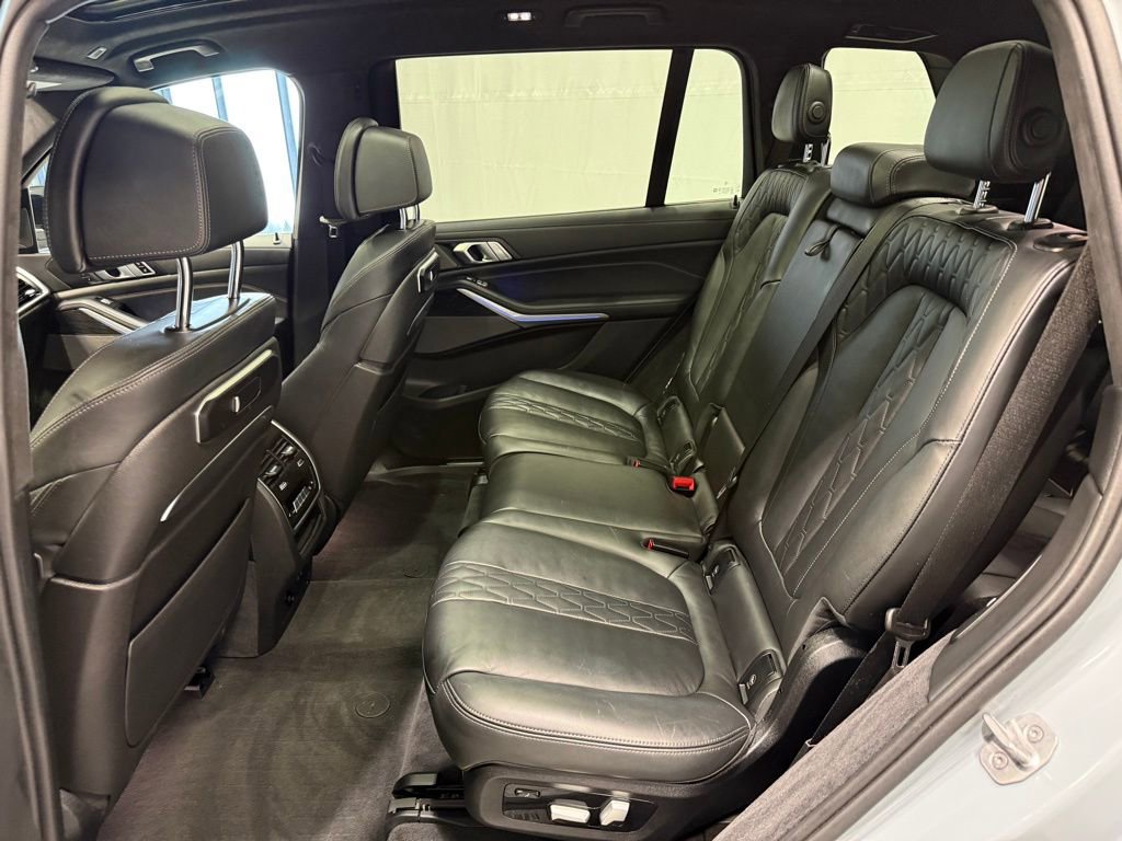 Used 2025 BMW X7 M60i image 21