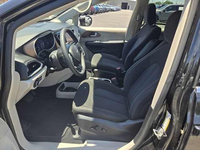 Used 2022 Chrysler Voyager LX FWD image 10