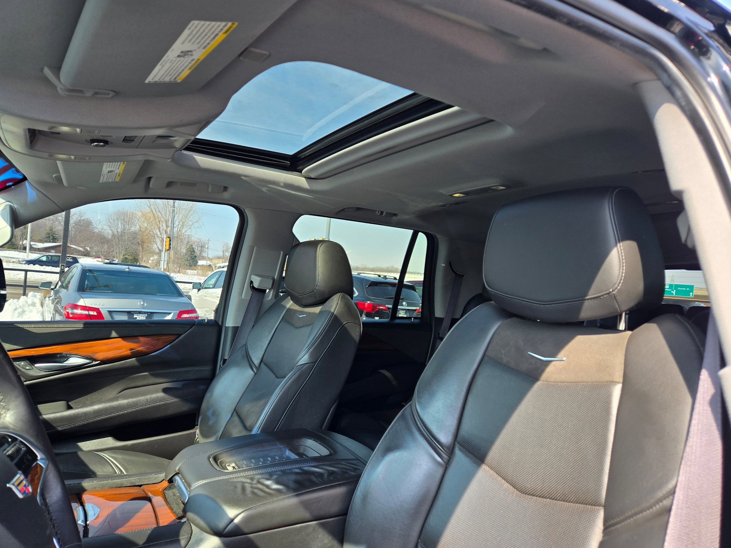 Used 2017 Cadillac Escalade Luxury AWD/4WD image 6