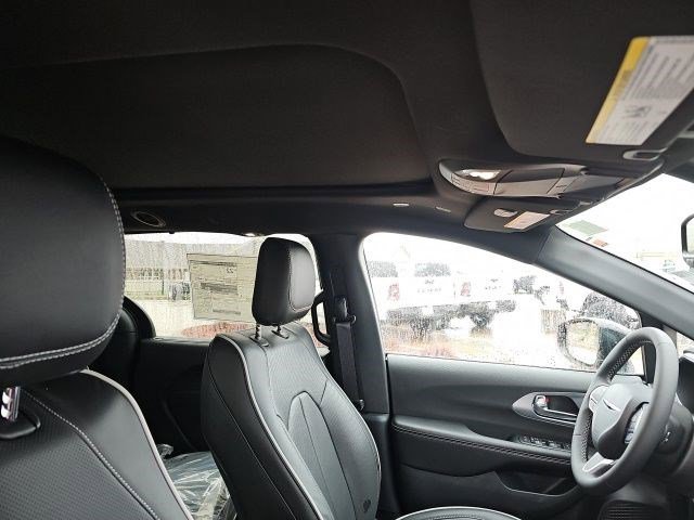 New 2026 Chrysler Pacifica Limited image 13