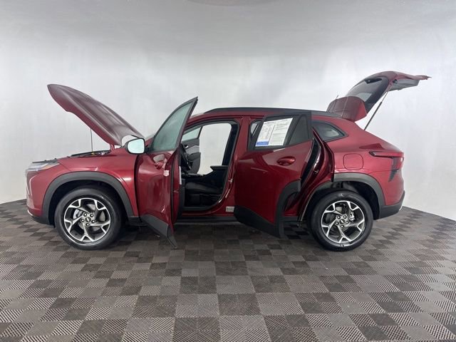 Used 2025 Chevrolet Trax LT w/ LT Convenience Package image 11