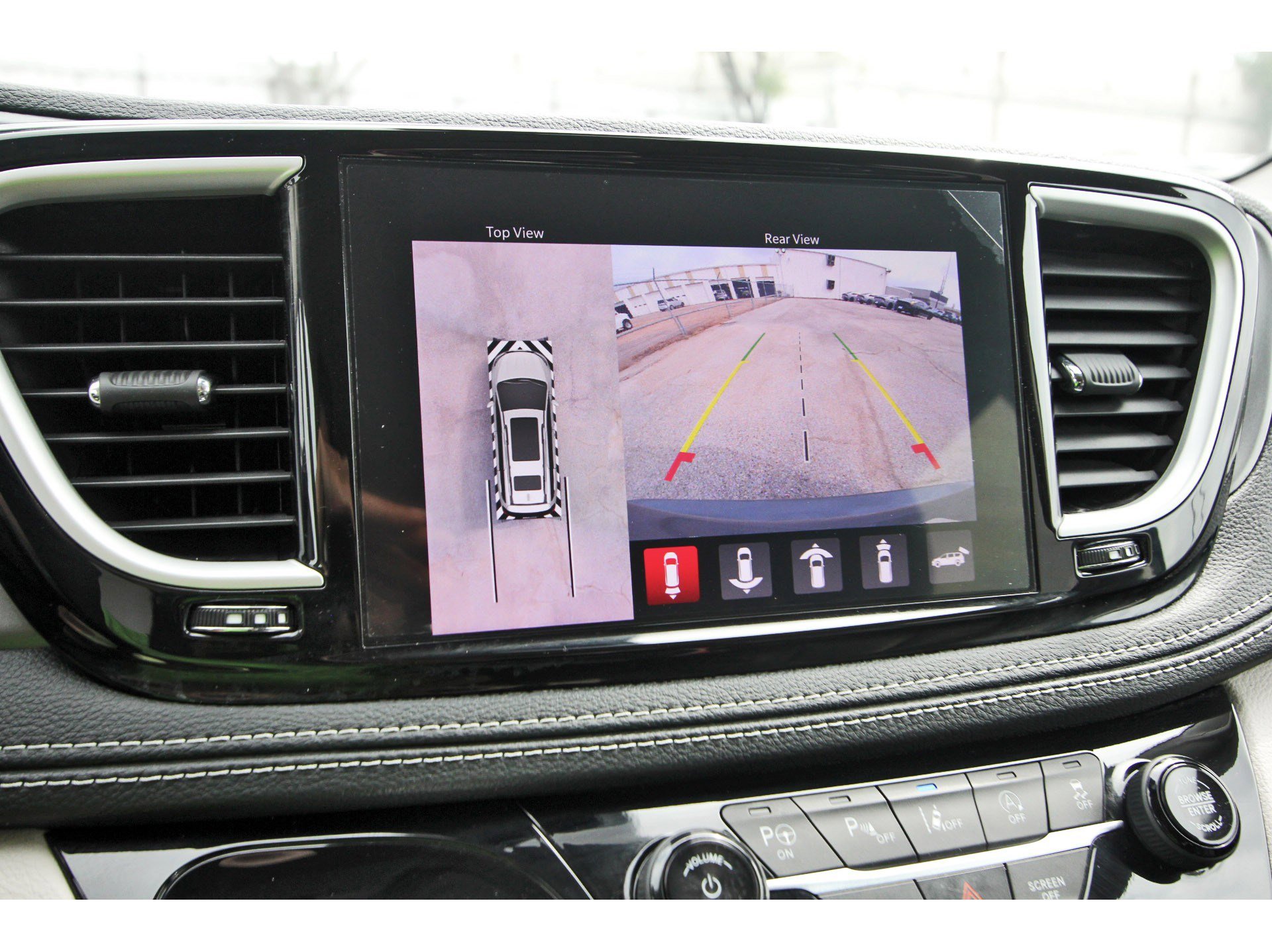 Used 2022 Chrysler Pacifica Touring-L w/ Uconnect Theater Family Group FWD image 27