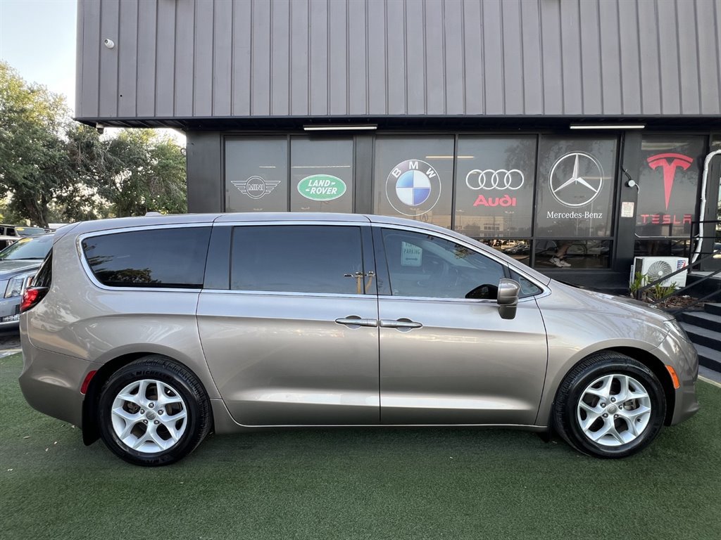 Used 2018 Chrysler Pacifica Touring Plus w/ Tire & Wheel Group FWD image 8