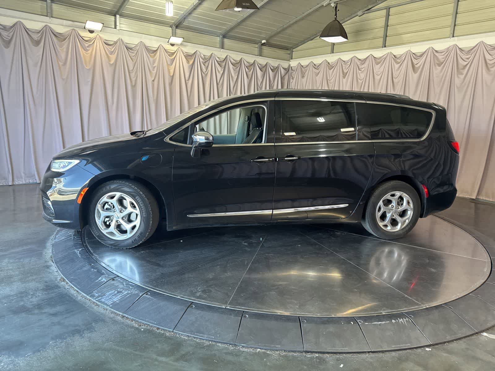 Used 2021 Chrysler Pacifica Limited w/ Uconnect Theater Family Group FWD image 4