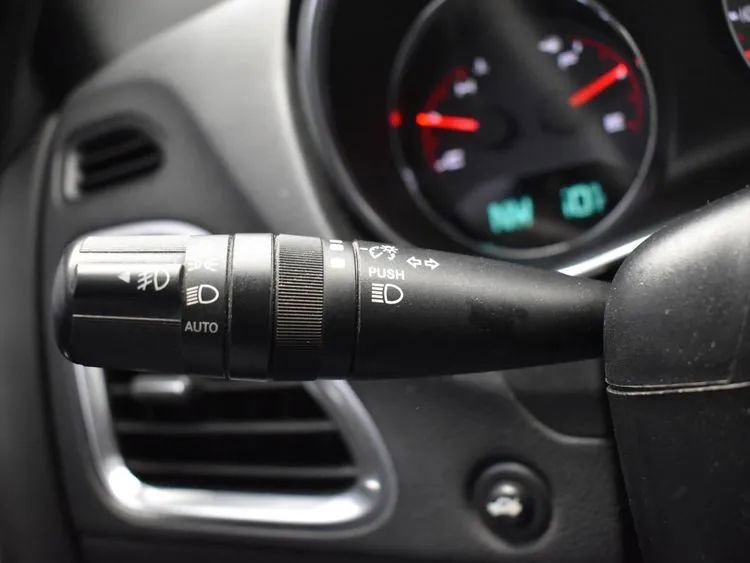 Used 2013 Dodge Avenger SXT image 24