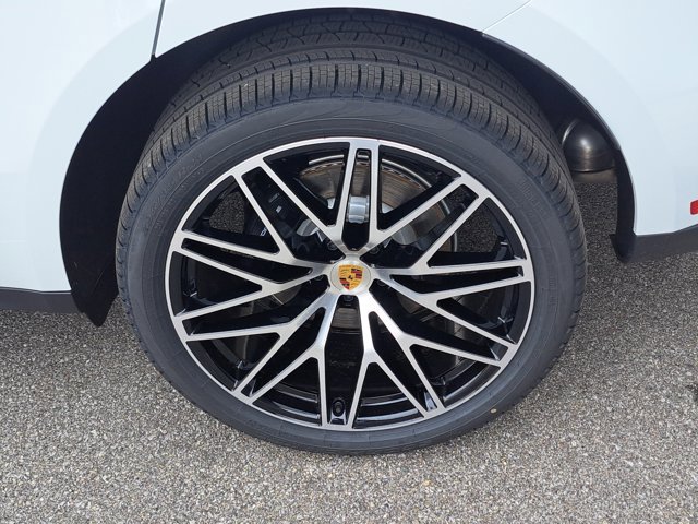 Used 2026 Porsche Macan AWD/4WD image 13